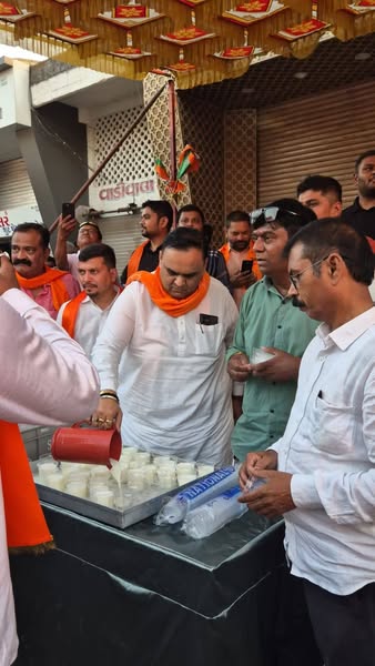 તા.૦૬-૦૪-૨૦૨૫ ના રોજ હિન્દૂ સમાજની આસ્થાનું પર્વ રામ નવમી પર્વ નિમિત્તે શ્રી રામજી મંદિર બારડોલીથી ગોવિંદાશ્રમ અંબા માતાજી મંદિર સુધી વિશાળ શોભાયાત્રાનું વિશ્વ હિન્દુ પરિષદ સંગઠન દ્વારા ભવ્ય આયોજન કરવામાં આવ્યું. આ શોભાયાત્રામાં ભાવિક ભક્તો માટે પીવાના પાણી તેમજ છાશની અતિ આવશ્યક વ્યવસ્થા બારડોલી નગર ભાજપા દ્વારા કરવામાં આવી.